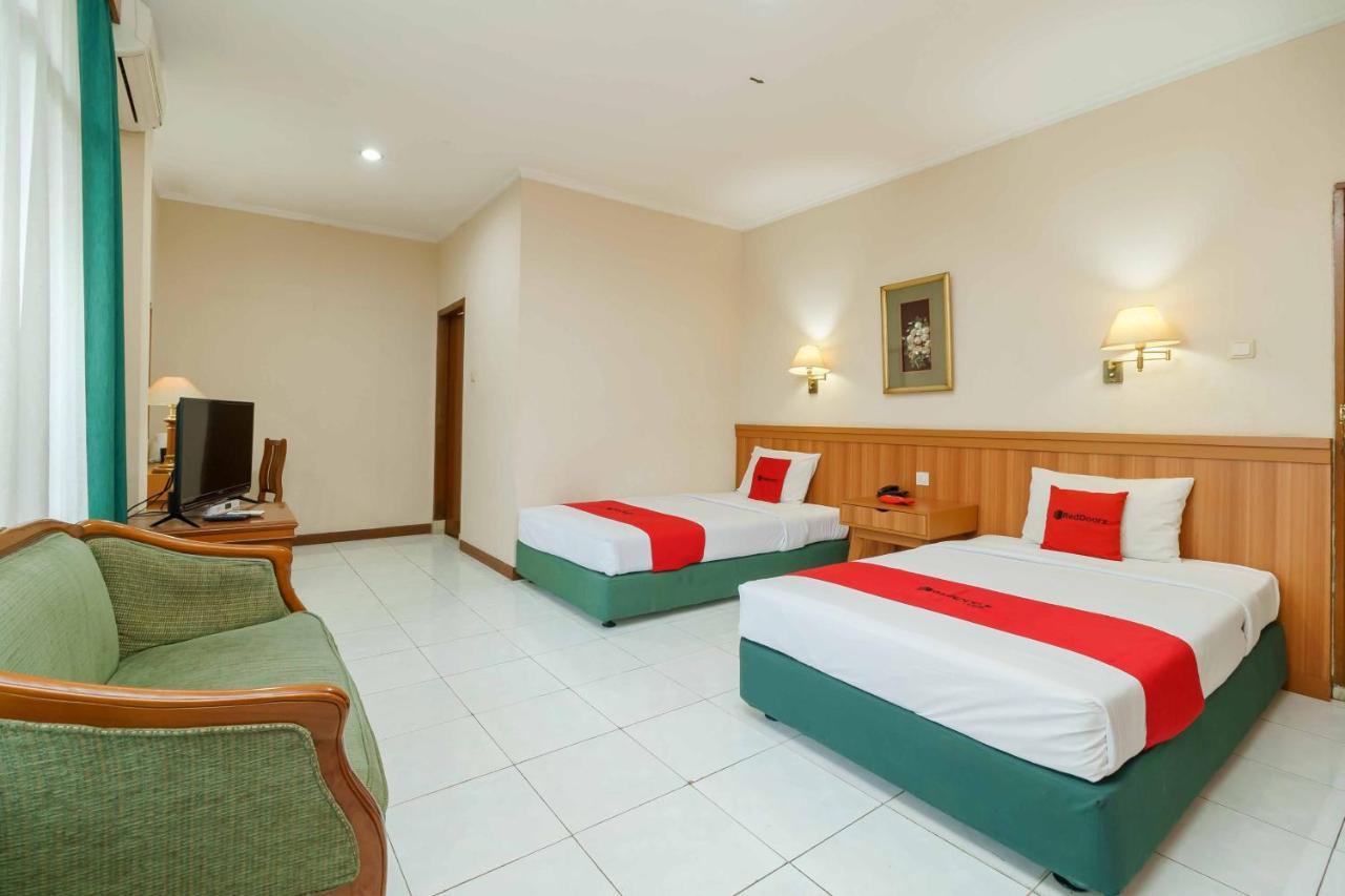 Reddoorz Plus Near Kemang Raya Jakarta Eksteriør billede
